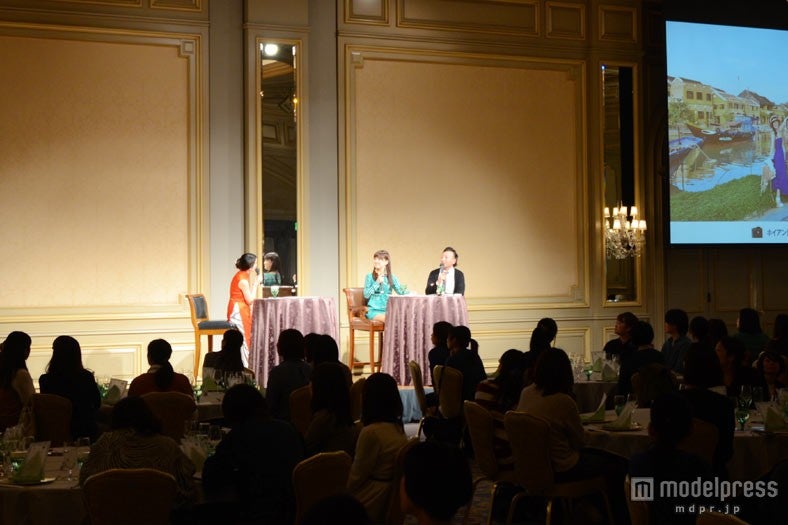 トークショーを行う（左から）MC・安田祐子、タレント・永末まゆ、オズマガジン編集長・古川誠