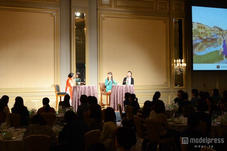 トークショーを行う(左から)MC・安田祐子、タレント・永末まゆ、オズマガジン編集長・古川誠