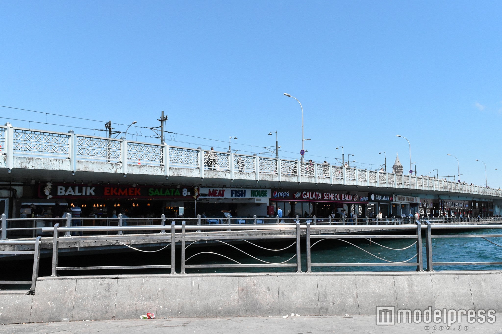 ガラタ橋の下はシーフードレストランが並ぶ／奥には既にガラタ塔の屋根が見える（C）モデルプレス