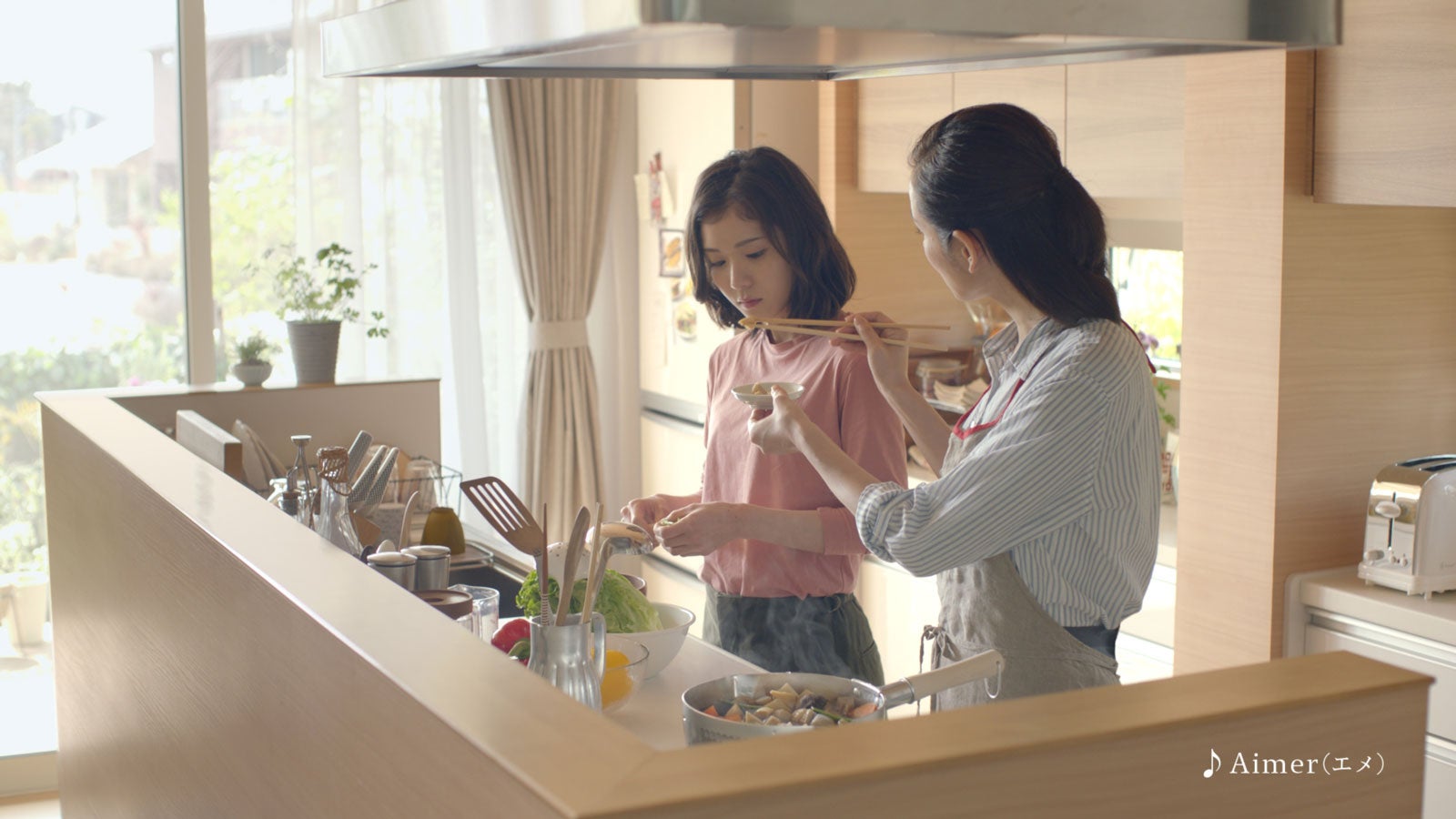 松岡茉優＆吉田羊（提供写真）