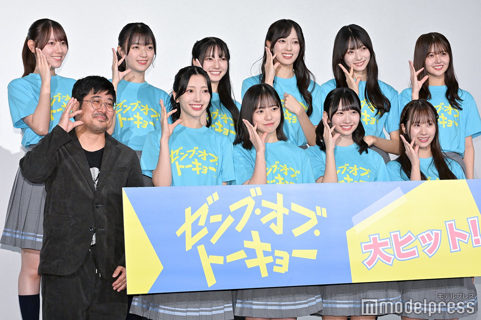 （後列左から）平岡海月、平尾帆夏、竹内希来里、清水理央、宮地すみれ、山下葉留花（前列左から）熊切和嘉監督、小西夏菜実、正源司陽子、藤嶌果歩、石塚瑶季（C）モデルプレス