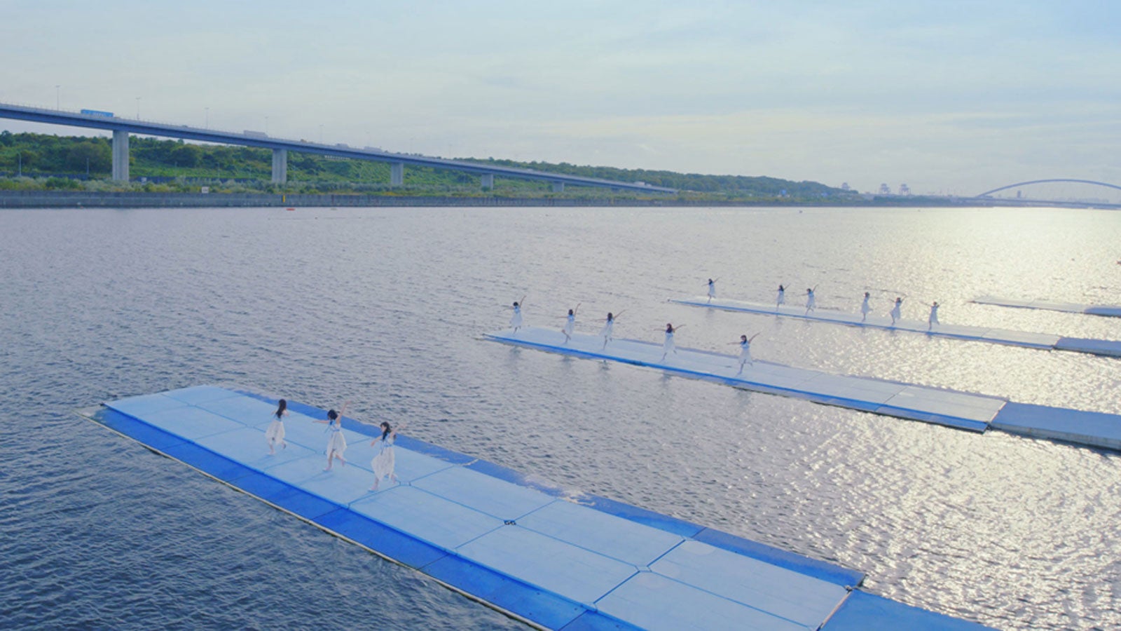 乃木坂46「思い出が止まらなくなる」（提供写真）