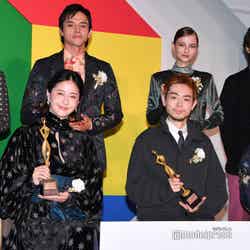「東京ドラマアウォード2022」授賞式（後列左から）AI、満島真之介、嵐莉菜、奥平大兼（前列左から）松本若菜、菅田将暉、オダギリジョー （C）モデルプレス