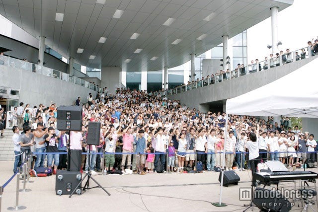 ダイバーシティ東京で行われたフリーライブの様子