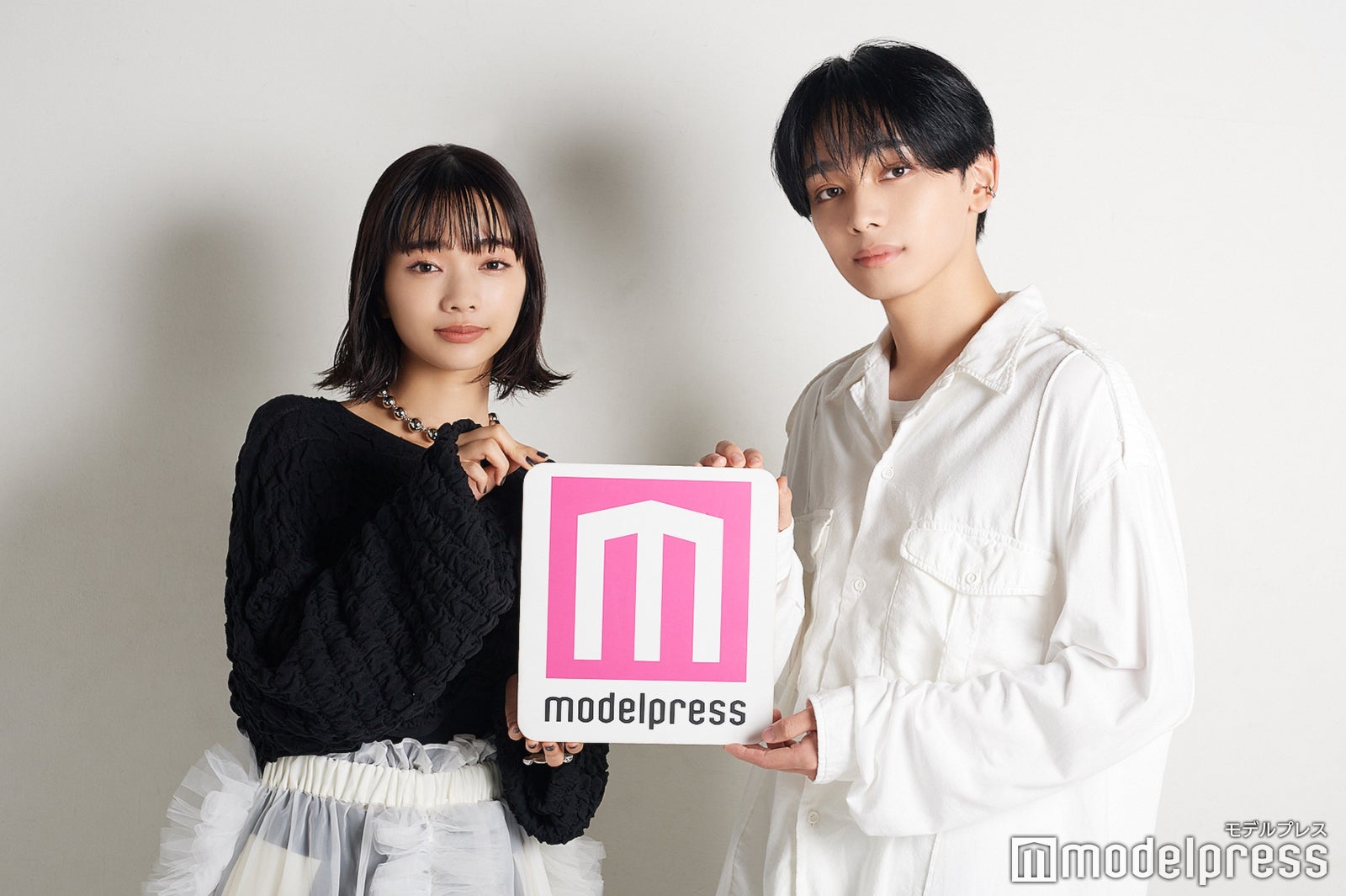 （左から）見上愛、宮世琉弥（C）モデルプレス