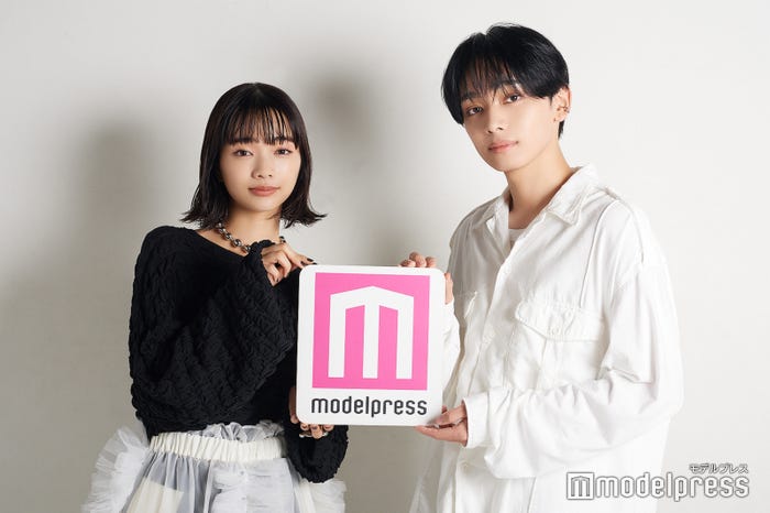 (左から)見上愛、宮世琉弥(C)モデルプレス