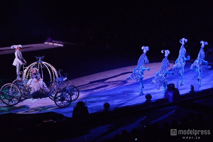 「ディズニー・オン・アイス」馬車に乗って登場したシンデレラ