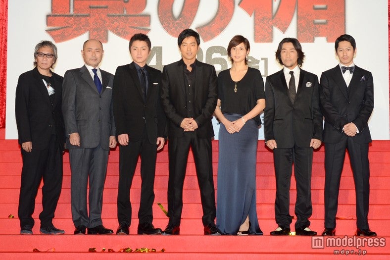 映画「藁の楯（わらのたて）」プレミアム試写会（左より：三池崇史監督、伊武雅刀、岸谷五朗、松嶋菜々子、大沢たかお、藤原竜也、永山絢斗）