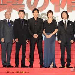 映画「藁の楯(わらのたて)」プレミアム試写会(左より:三池崇史監督、伊武雅刀、岸谷五朗、松嶋菜々子、大沢たかお、藤原竜也、永山絢斗)