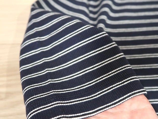 細リブの表面感はほっそり見せてくれる