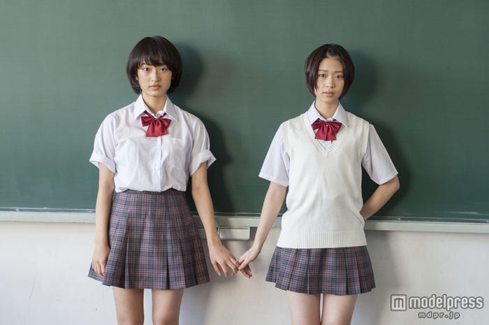 映画「スクールガール・コンプレックス~放送部篇~」に出演する森川葵(右)と門脇麦(左)/(C)S・D・P/2013「SGC」運営委員会