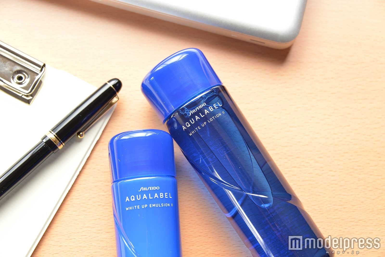 （左から）ホワイトアップ エマルジョン、ホワイトアップ ローション（C）モデルプレス