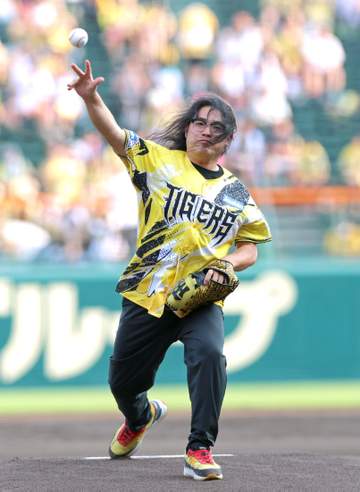 大の虎党、ロッチ・中岡「マウンドに上がった瞬間に全く忘れて」頭真っ白ワンバン投球 「ウル虎の夏」ファーストピッチセレモニーに登場