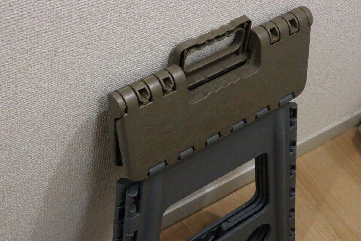 ダイソーの折りたたみイスを畳んだ状態の厚み