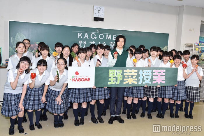 女子高生たちと山崎賢人(C)モデルプレス