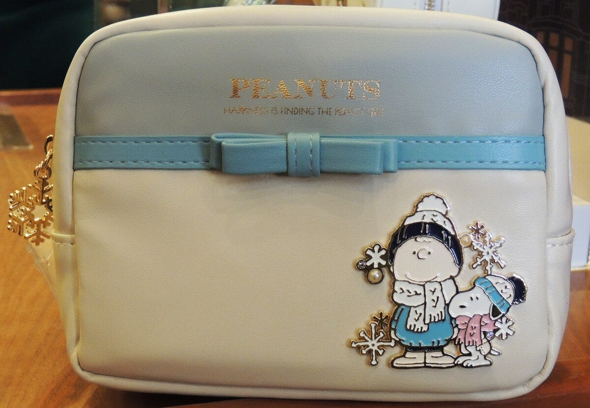 上に「PEANUTS」、下にスヌーピーとチャーリー・ブラウン。しゃれたデザインです