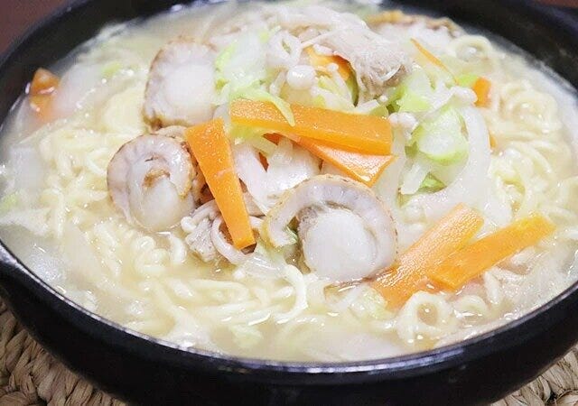 ダイソー　耐熱陶器（約22.5cm）　一人前のラーメン