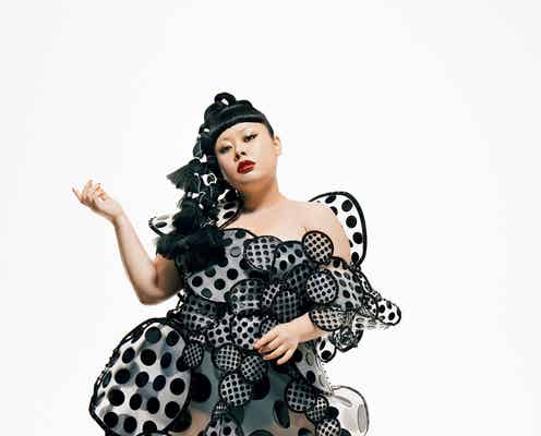 渡辺直美、浜崎あゆみら手掛けたスタイリストのオリジナル衣装着こなす クールな眼差しで魅了