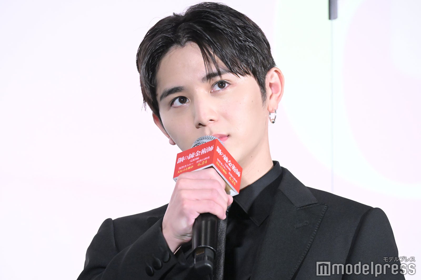 渡邊圭祐のダンスを楽しそうにいじる山田涼介 （C）モデルプレス