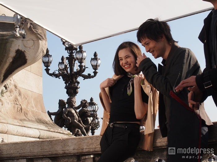 水原希子、安藤政信／資生堂「TSUBAKI」ヘッドスパ新CMメイキングショット