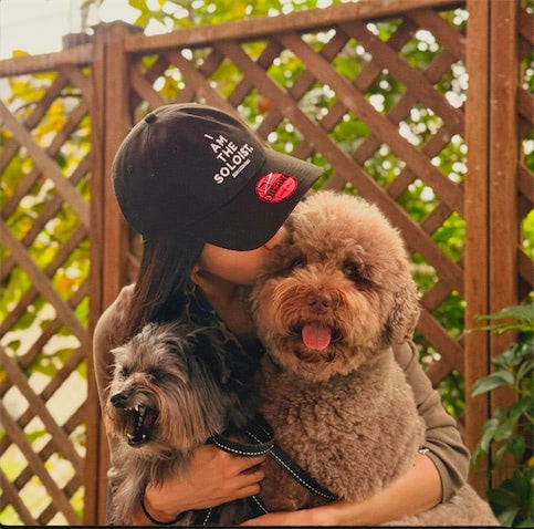 顔がそっくり？ Koki,、愛犬とたわむれるモフモフショットを公開