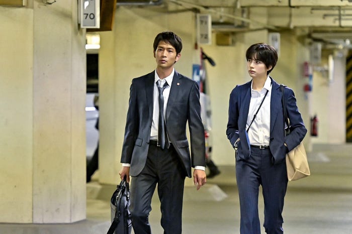 松下洸平、佐久間由衣/「最愛」第3話より(C)TBS