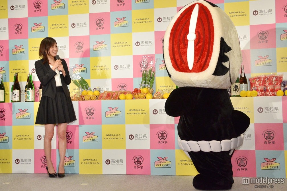 （左から）広末涼子、高知県マスコットキャラクターのカツオ人間