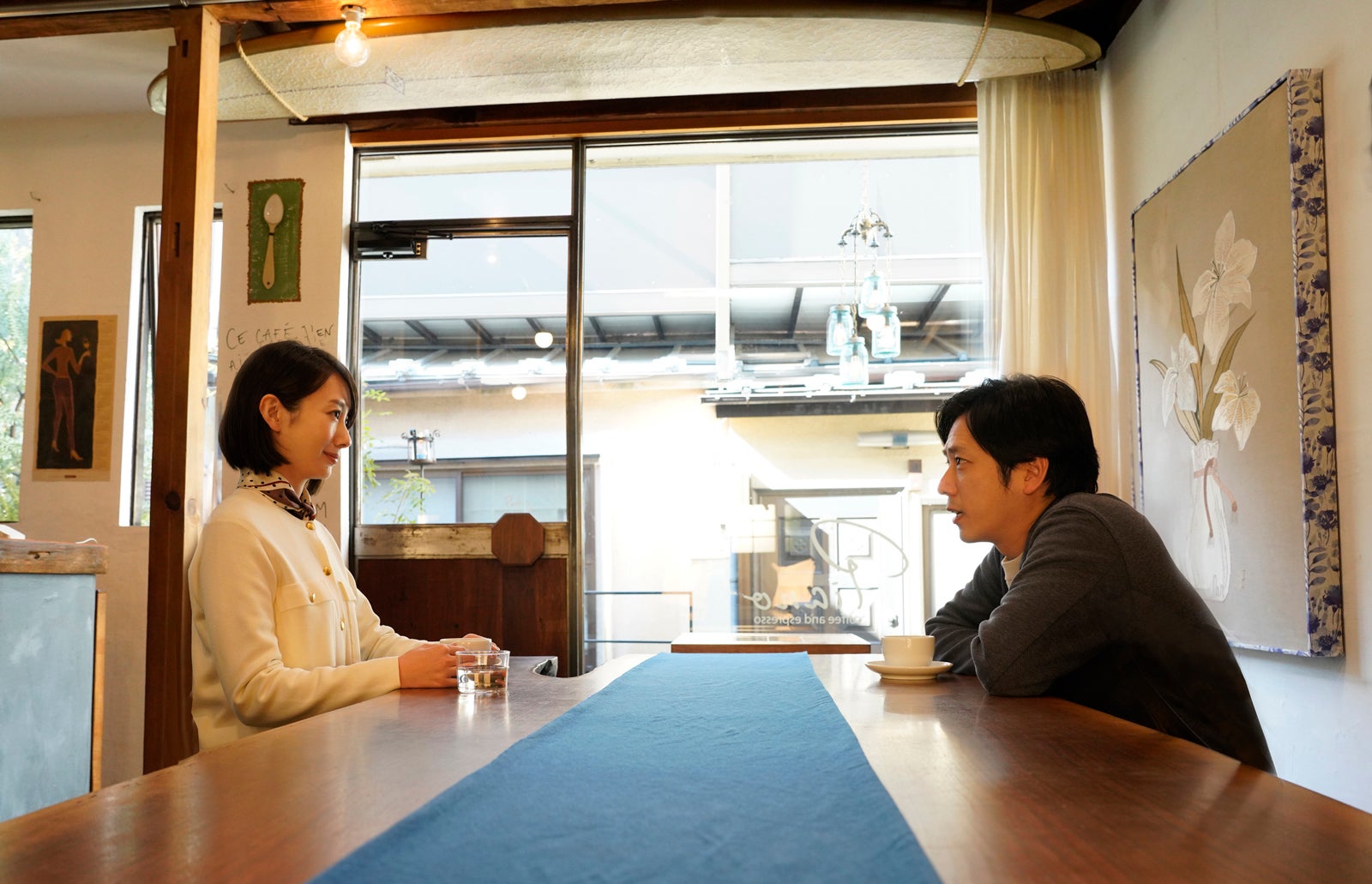 波瑠、二宮和也（C）2023「アナログ」製作委員会（C）T.N GON Co., Ltd.