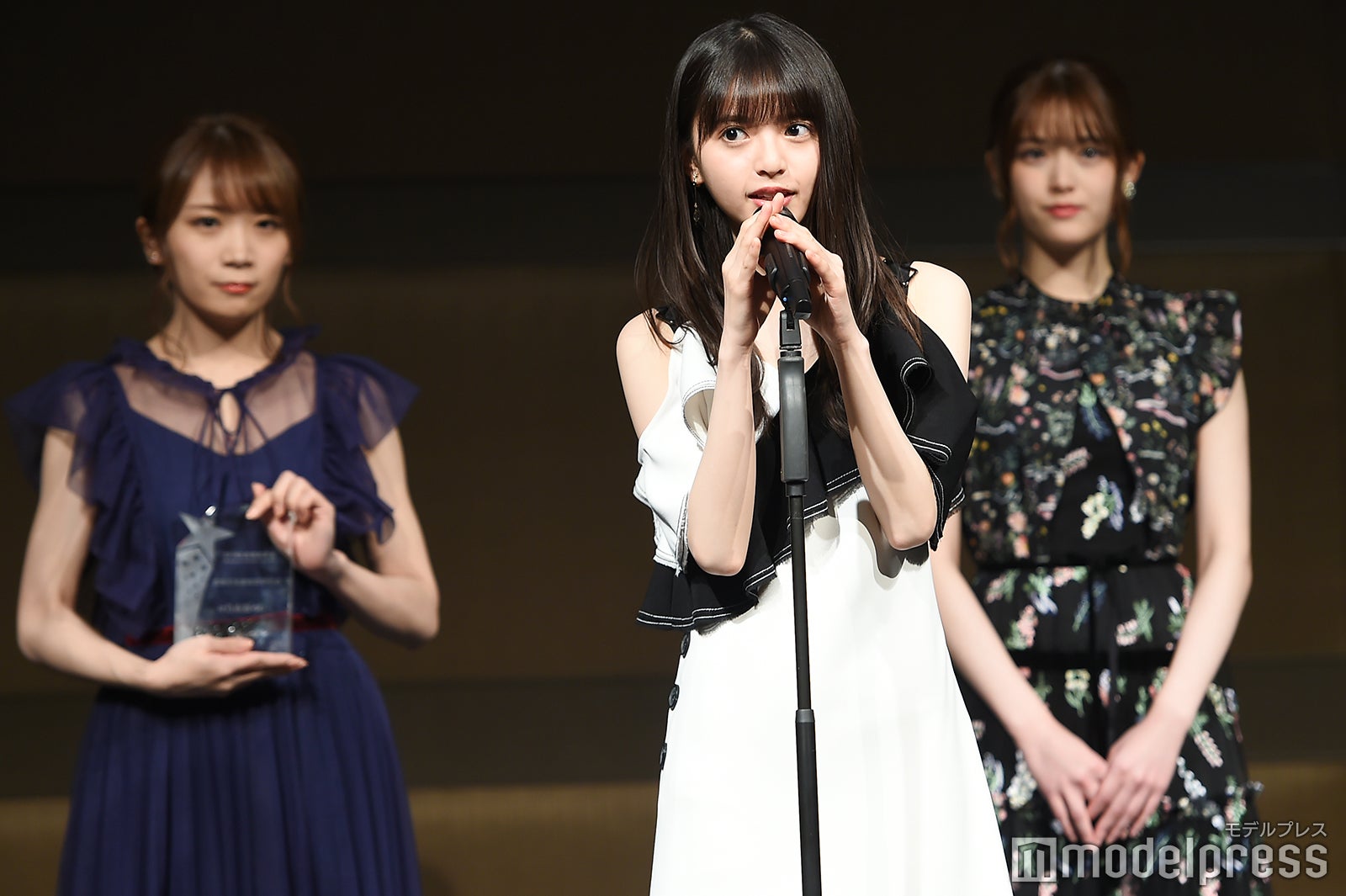 秋元真夏、齋藤飛鳥、松村沙友理 （C）モデルプレス