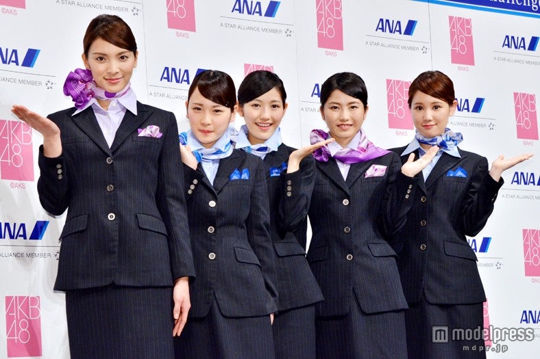 ANAとAKB48の共同プロジェクト「Challenge for ASIA by ANA × AKB48」発表会に出席した（左から）秋元才加、川栄李奈、渡辺麻友、横山由依、鈴木まりや