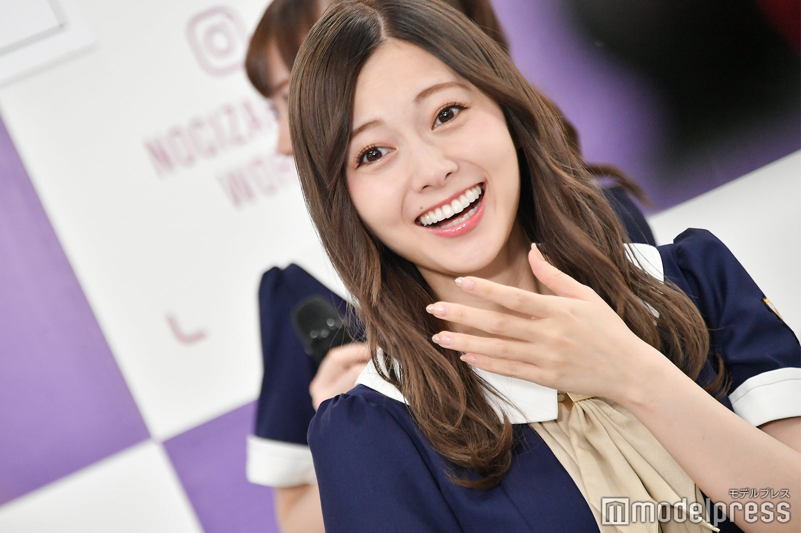 突然看板が落ちてきて驚く白石麻衣 （C）モデルプレス