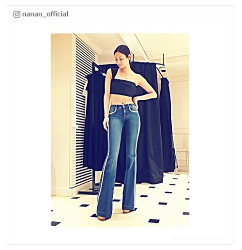 菜々緒のひたすら長い美脚 極細デニム着こなすも「キツすぎて座れない」