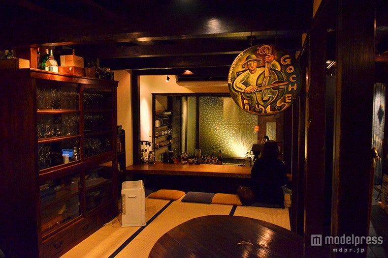 1階奥にはバーカウンターが、マスターとのおしゃべりを楽しみに訪れる人も多い／情報提供：茶房＆BARゴーシュ