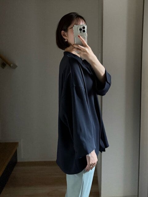 ユニクロ　ドレープブラウス／7分袖　NAVY　横からのシルエット