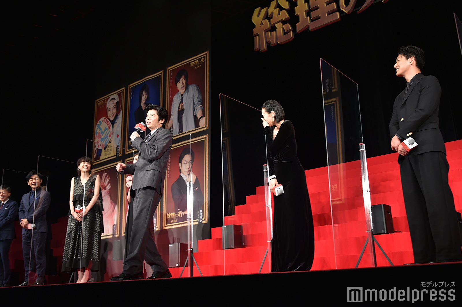 歩き出すのが早い中谷美紀を再現する田中圭（C）モデルプレス