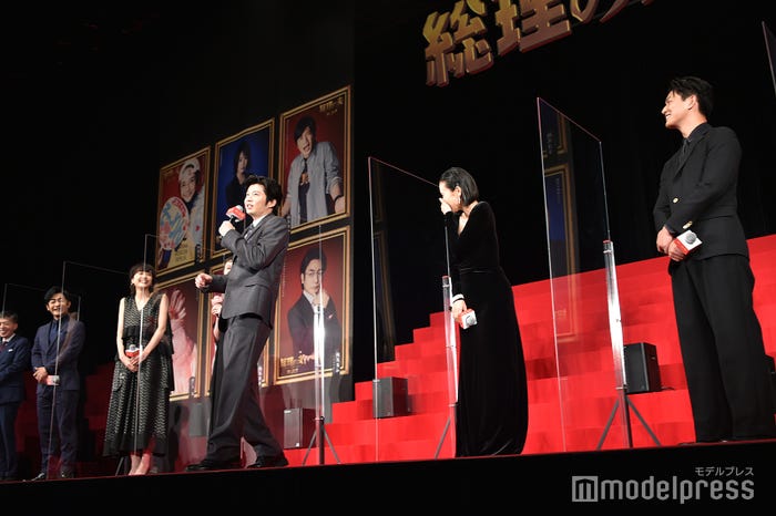歩き出すのが早い中谷美紀を再現する田中圭(C)モデルプレス