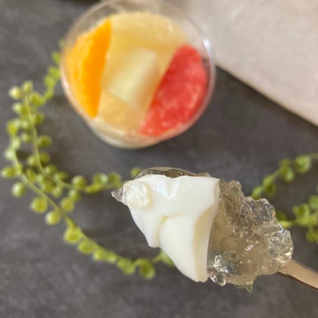 スプーンですくった彩りフルーツの杏仁豆腐