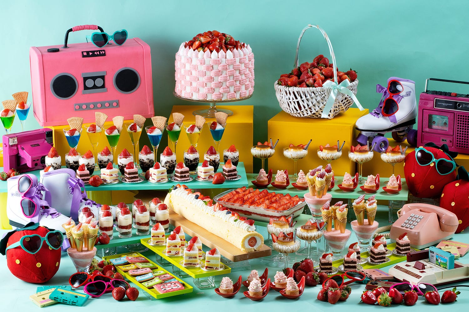 ヒルトン福岡でいちごスイーツビュッフェ「’80s レトロ・ストロベリー」21種のロールケーキやモンブラン