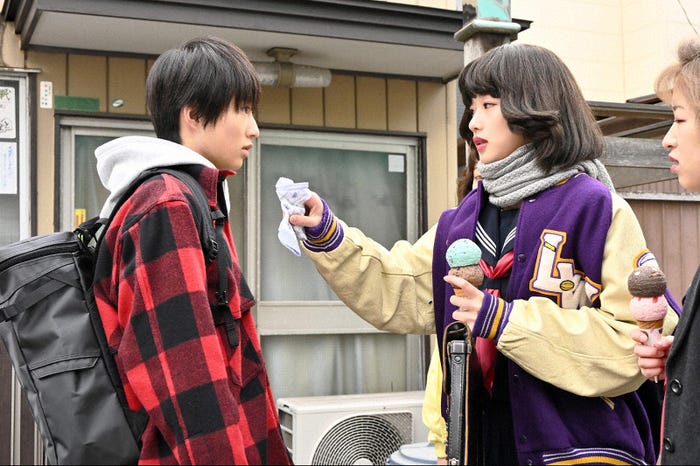 坂元愛登、河合優実「不適切にもほどがある!」第1話より(C)TBS