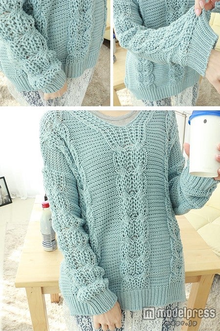 スカイブルーケーブルニット　画像提供：「OGAGE JAPAN」3,980円（税込）