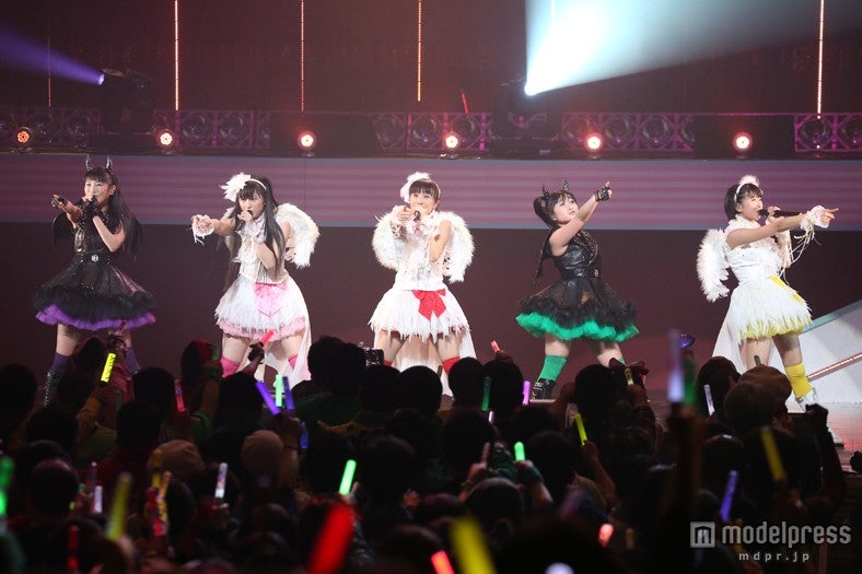 ももクロ、新たな魅力が開花　ガーリーな演出で初のバレンタインイベント開催＜セットリスト＞