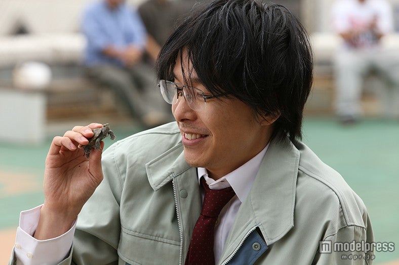 うだつのあがらないサラリーマンを演じる長谷川博己／（Ｃ）「ラブ＆ピース」製作委員会
