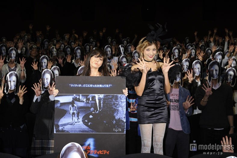 サプライズ登場したケイティ（左）とローラ（右）／映画「パラノーマル・アクティビティ4」の公開前夜イベントの様子