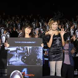 サプライズ登場したケイティ(左)とローラ(右)/映画「パラノーマル・アクティビティ4」の公開前夜イベントの様子