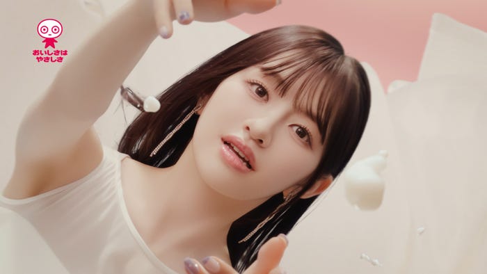 ME:I/新CM「特濃ワンダーランド 濃香いちご」篇より(提供写真)