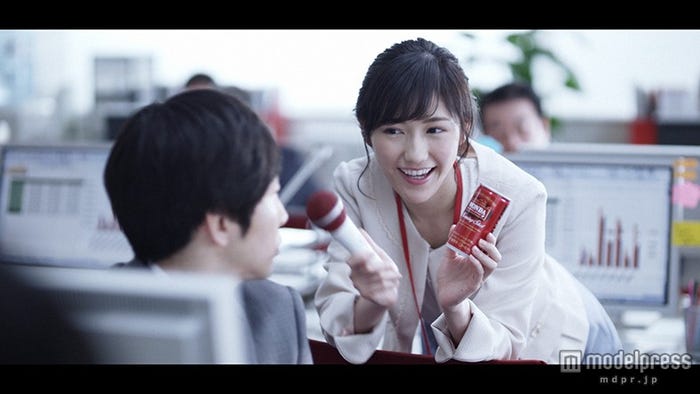 会社員に扮した渡辺麻友/ワンダ モーニングショットの新TVCM「毎日朝専用」篇(火曜日)より