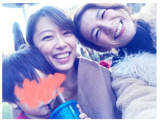 （左から）スザンヌの息子、里田まい、スザンヌ／スザンヌオフィシャルブログ（Ameba）より