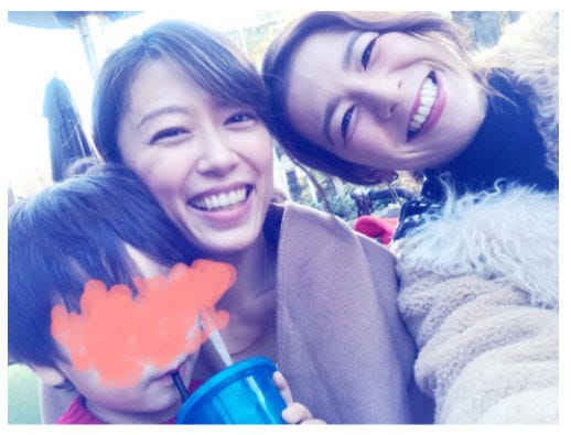 (左から)スザンヌの息子、里田まい、スザンヌ/スザンヌオフィシャルブログ(Ameba)より