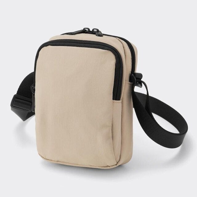 GU　リブニットワンピース　リラクシーコーデ　華奢見え　EccO　イラスト　ネックポーチ
