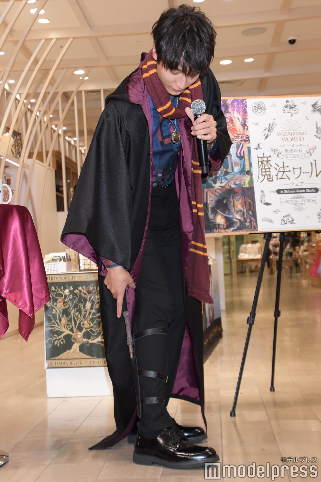 杖を取り出す小関裕太 （C）モデルプレス